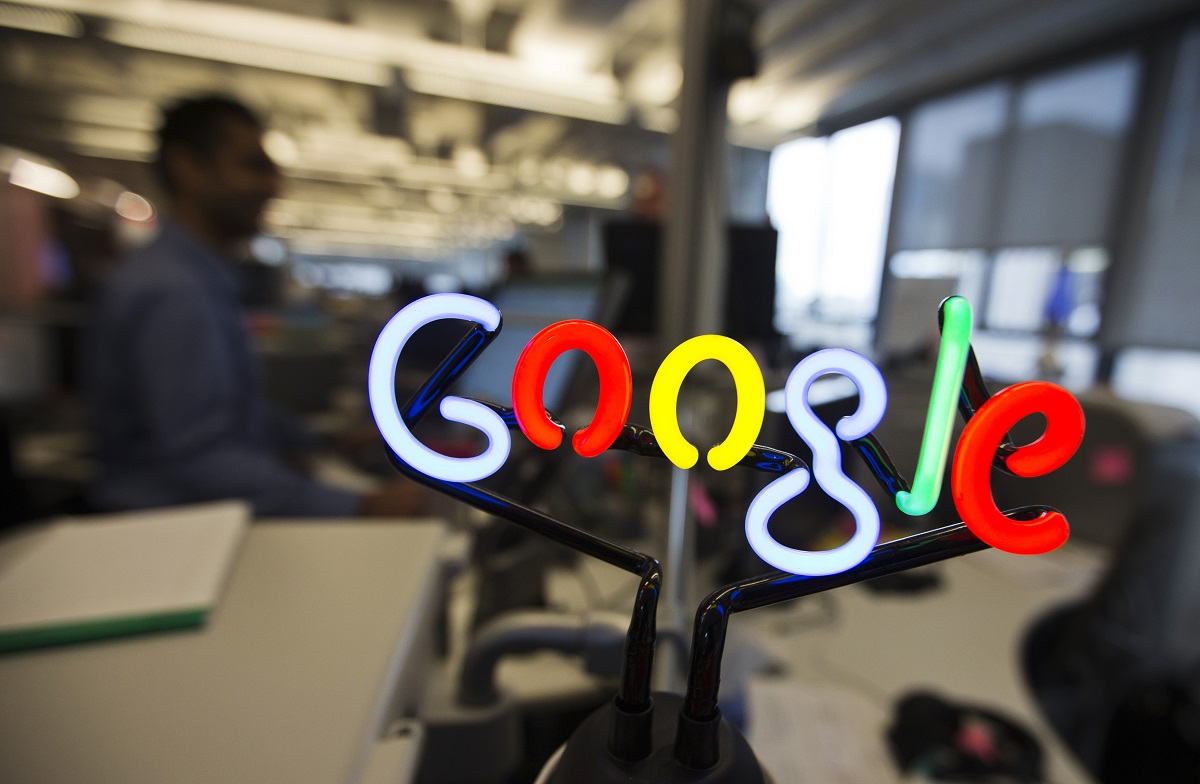 «Він буде помилятися»: Через коронавірус Google і Facebook доручили модерацію контенту штучному інтелекту