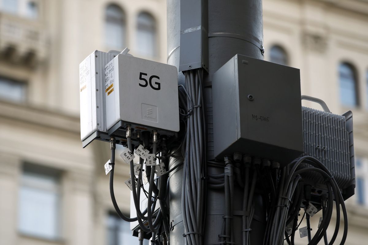 У Британії знищують 5G-вишки через фальшиву теорію про коронавірус