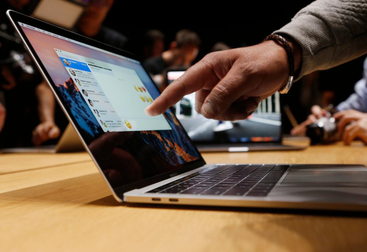Apple закликала користувачів не заклеювати камеру на MacBook