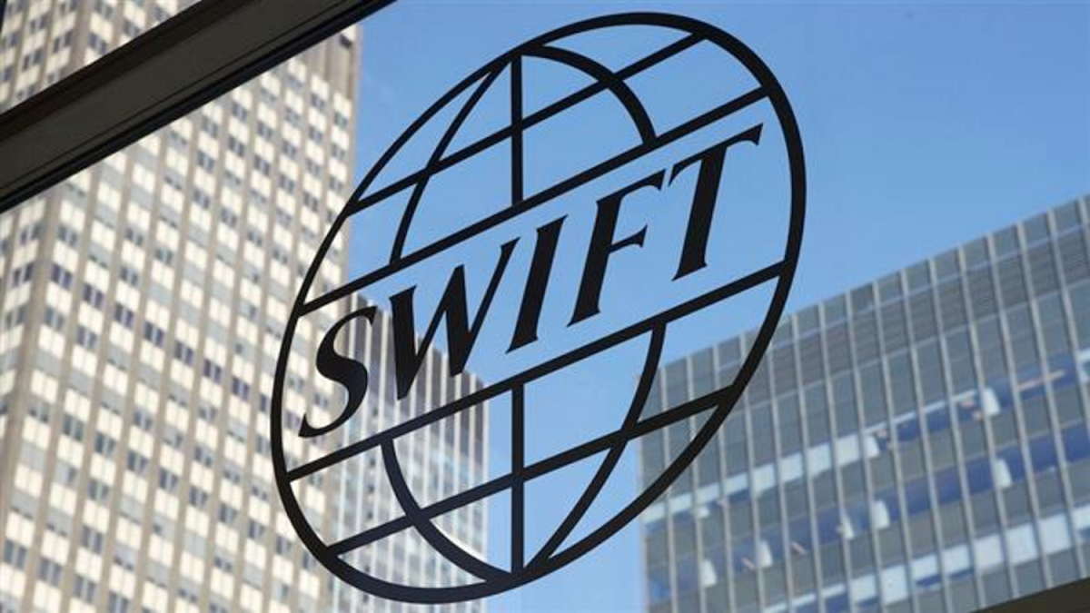 У Росії заборонили банкам використати SWIFT. Тільки ЄС зробила це ще раніше