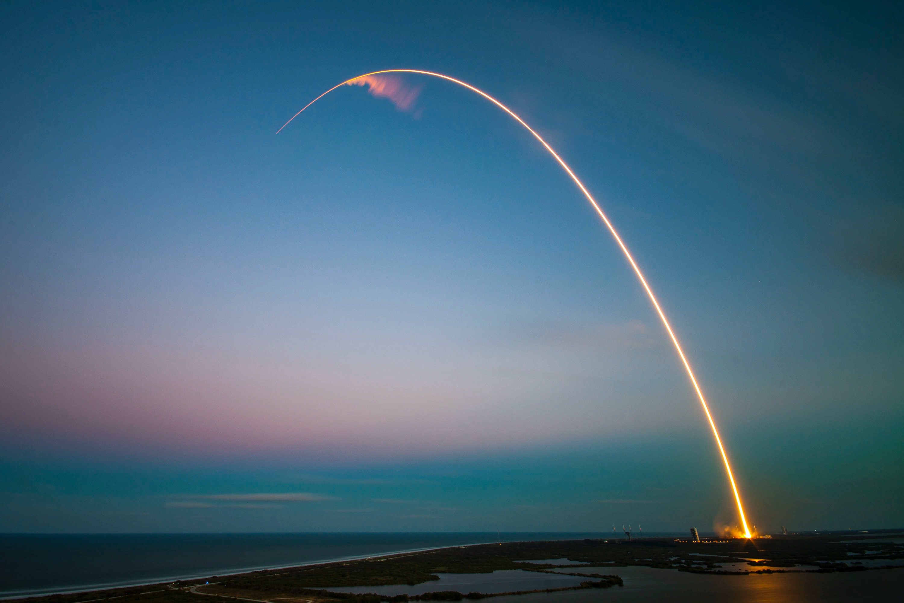 SpaceX запустила за один день дві ракети Falcon 9 з різницею у чотири години