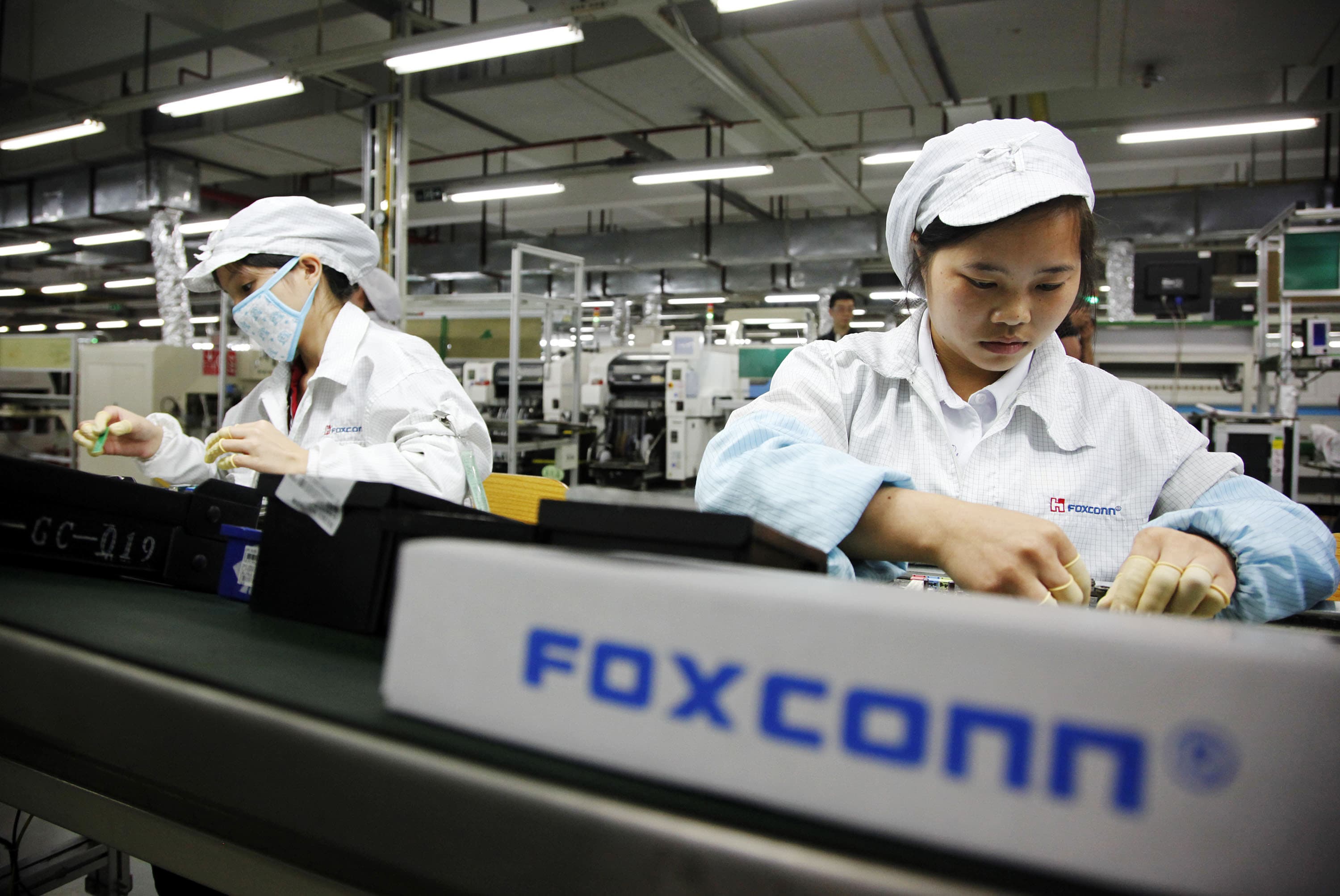 Корпорації Foxconn та STMicroelectronics планують побудувати завод напівпровідників в Індії