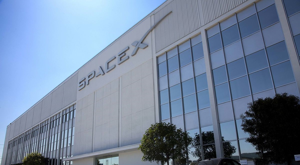 SpaceX Ілона Маска придбала виробника парашутів для космічних кораблів