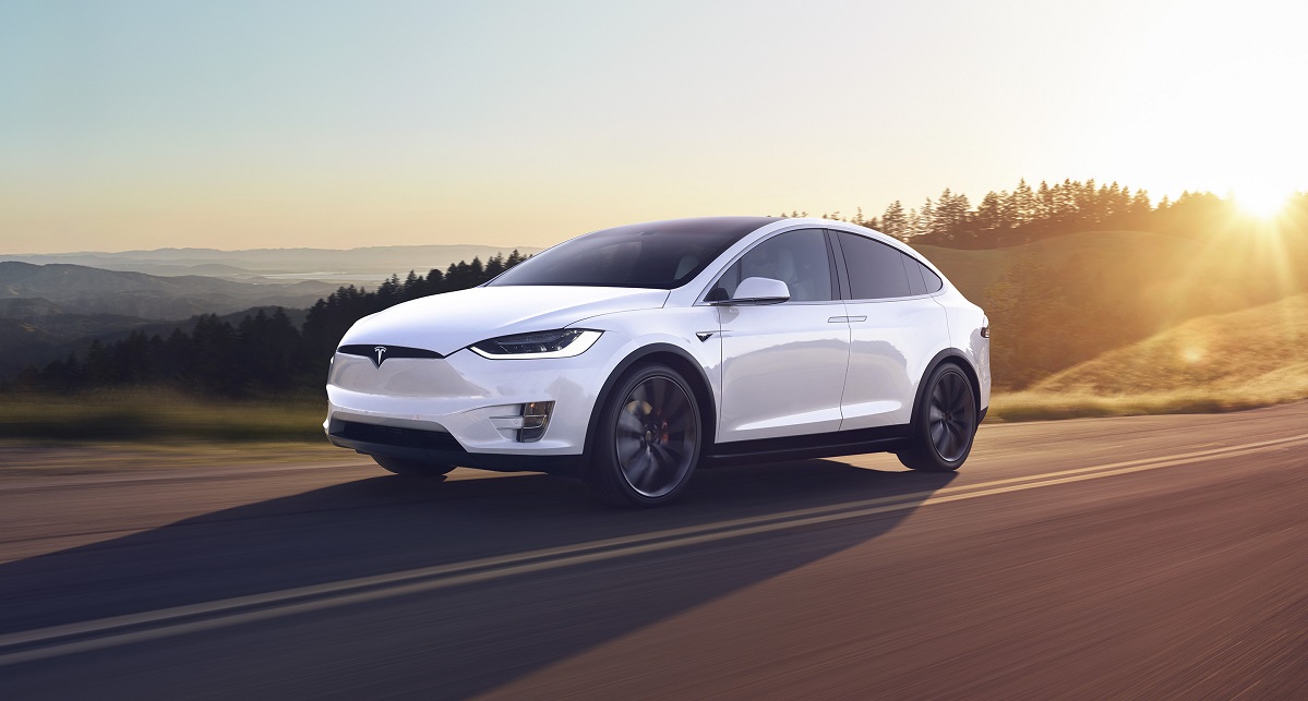 Tesla навчили автомобілі розрізняти дорожні знаки та сигнали світлофора