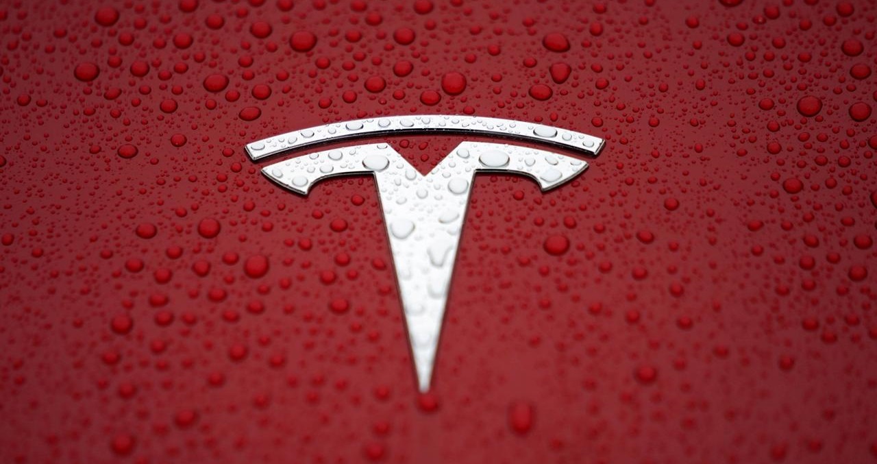 Вартість акцій Tesla впала на рекордні 21,1%
