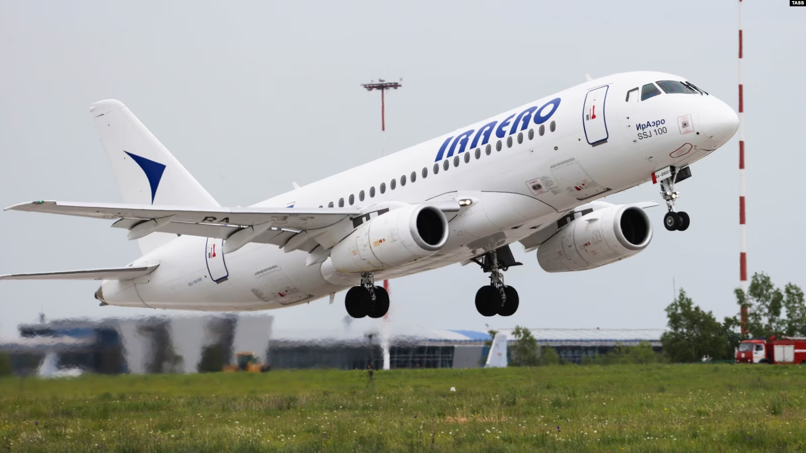 Під москвою впав російський пасажирський літак Sukhoi Superjet 100, екіпаж загинув