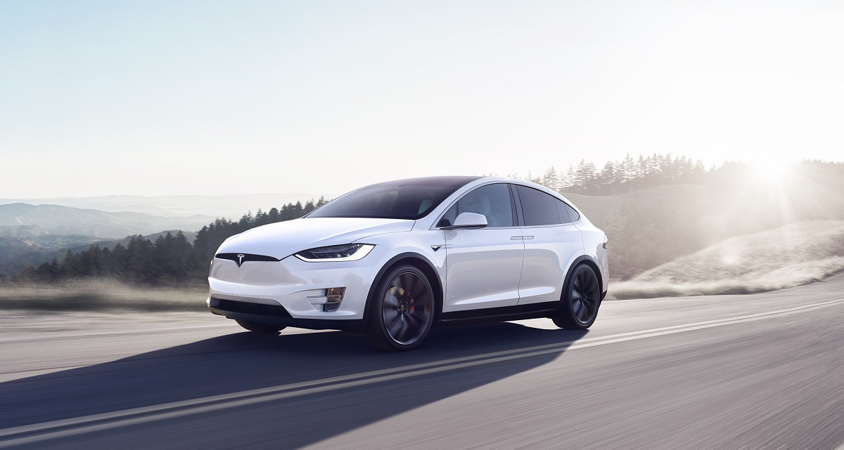 Автопілот Tesla навчили об'їжджати сміття на дорозі
