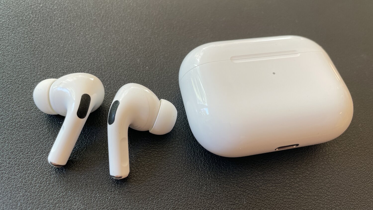 Apple видалила кнопку вимкнення шумозаглушення в навушниках AirPods Pro. Як її повернути?