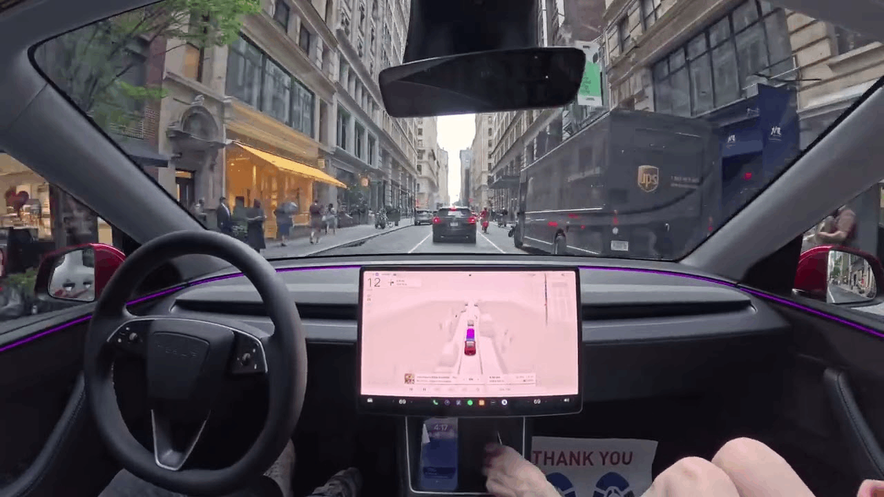 Перші поїздки без водія: Tesla почала тест роботаксі