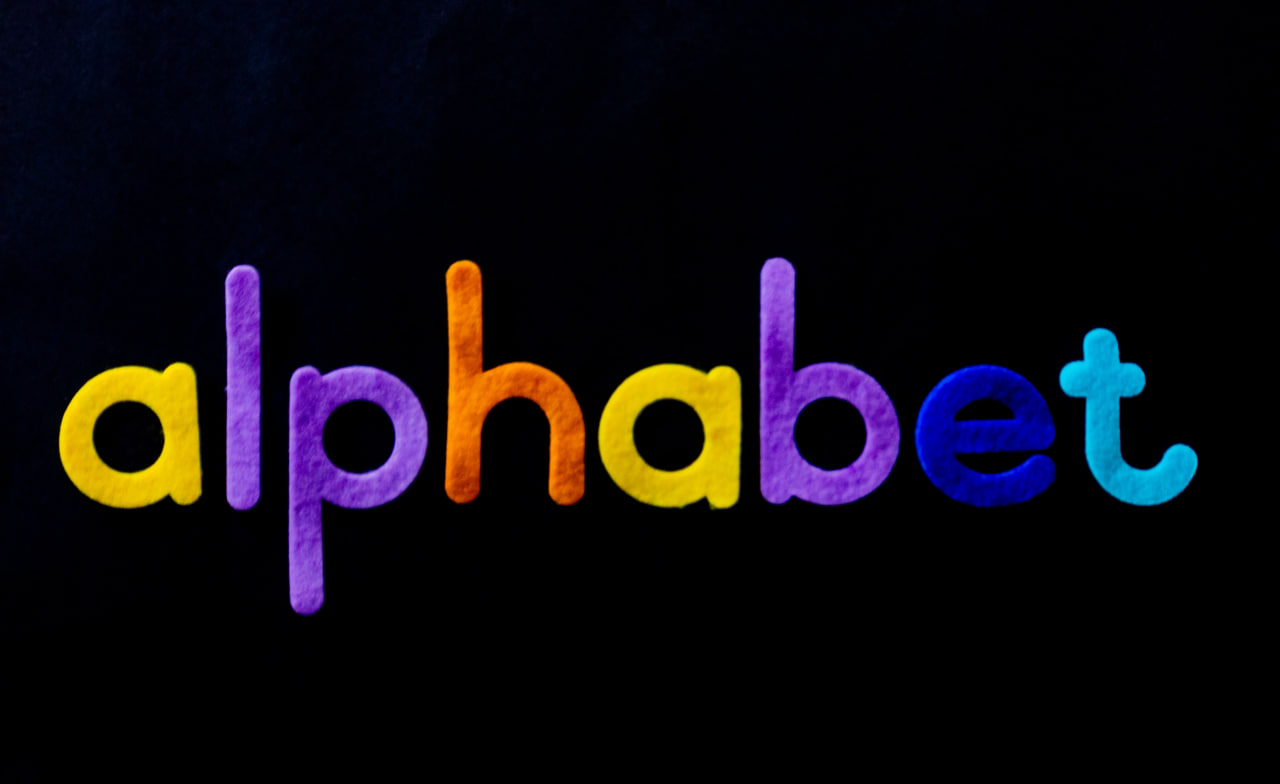 Акції Alphabet впали на 15%: інвестори сумніваються у лідерстві Google у ШІ