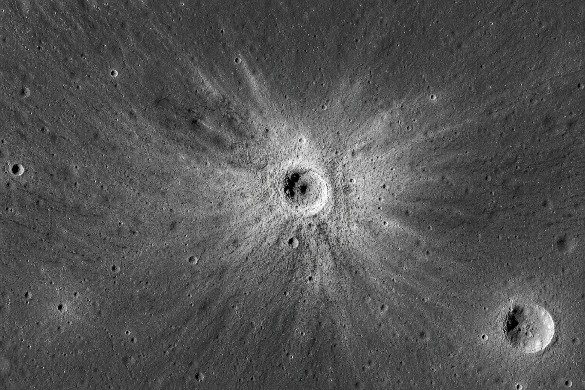 NASA виявило на Місяці новий кратер завширшки 728 футів