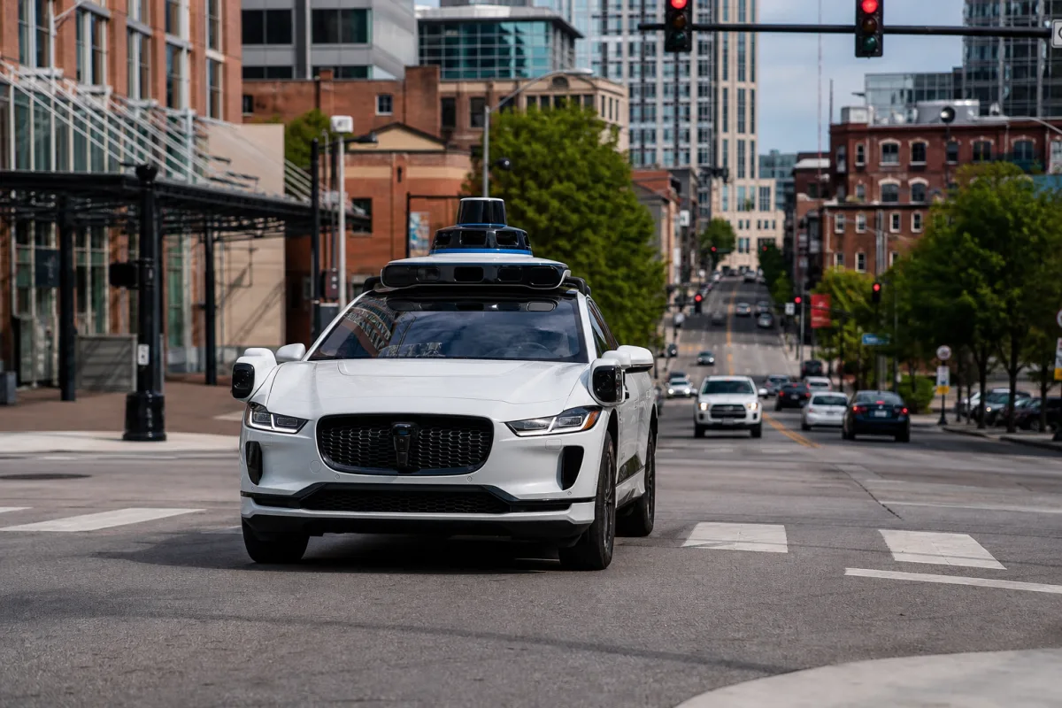 Waymo відкрила роботаксі для підлітків у Нашвіллі