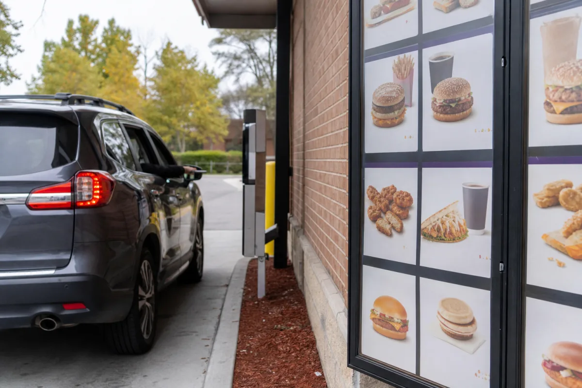McDonald’s тестує рекламу сторонніх брендів у меню Drive-Thru