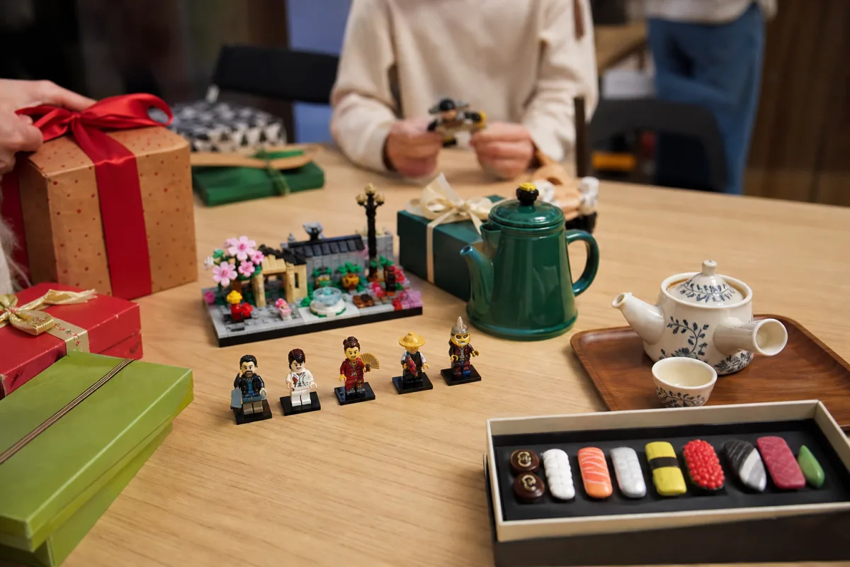 Добірка подарунків для гри Білий слон включила Lego, магніти та чайний набір