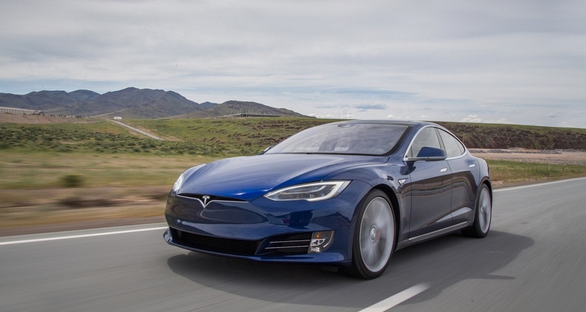 Хакер активував в автопілоті Tesla прихований режим