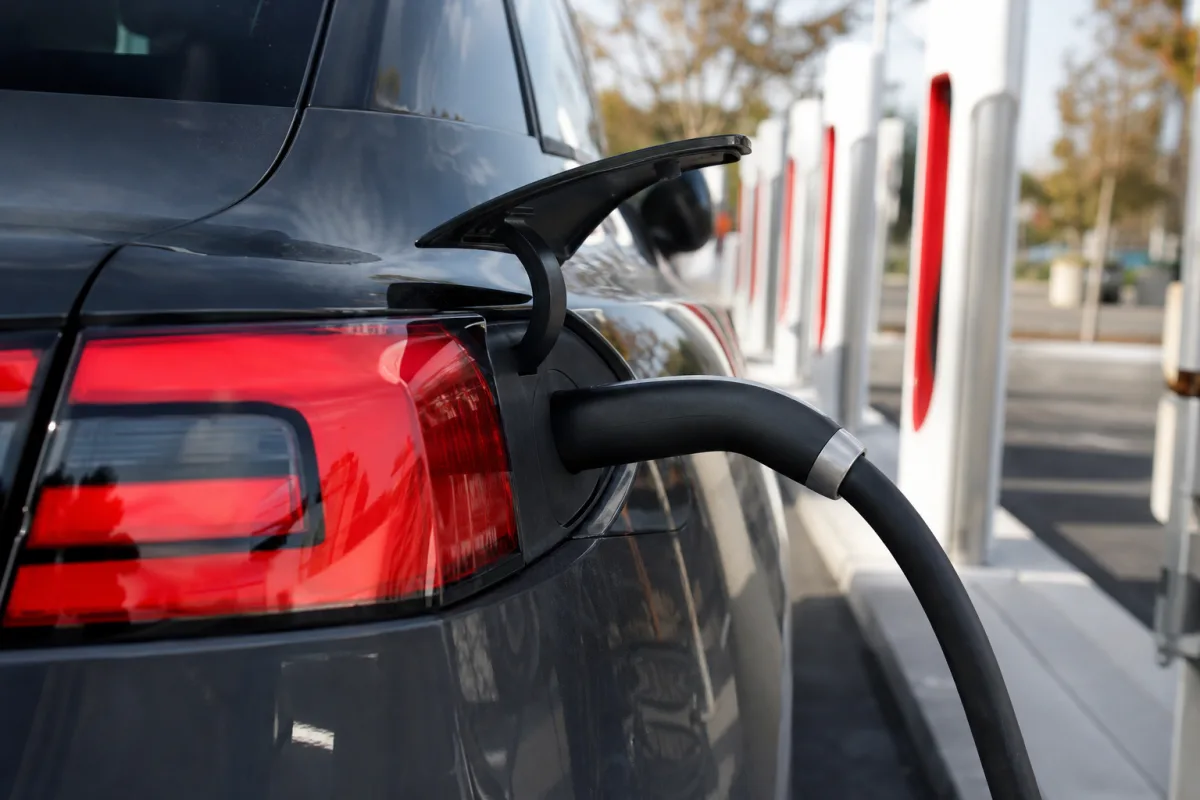 Tesla додала екстрений виїзд із підключеним Supercharger у США