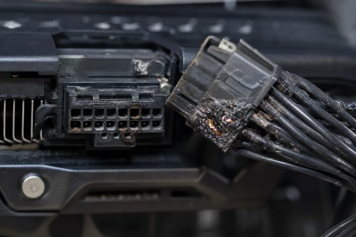 У комп’ютері з RTX 5090 за $5245 розплавилися роз’єми живлення