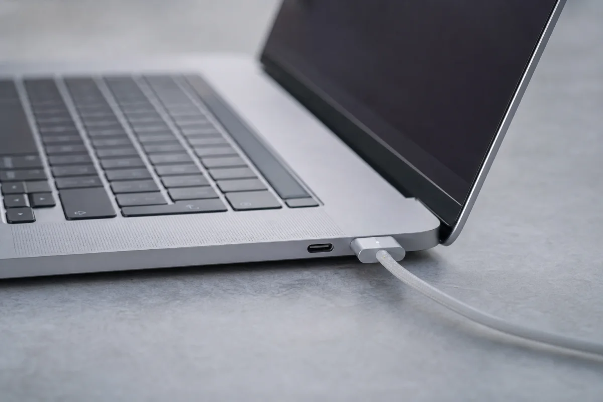 Microsoft оснастила Surface Laptop Ultra магнітним заряджанням через USB-C
