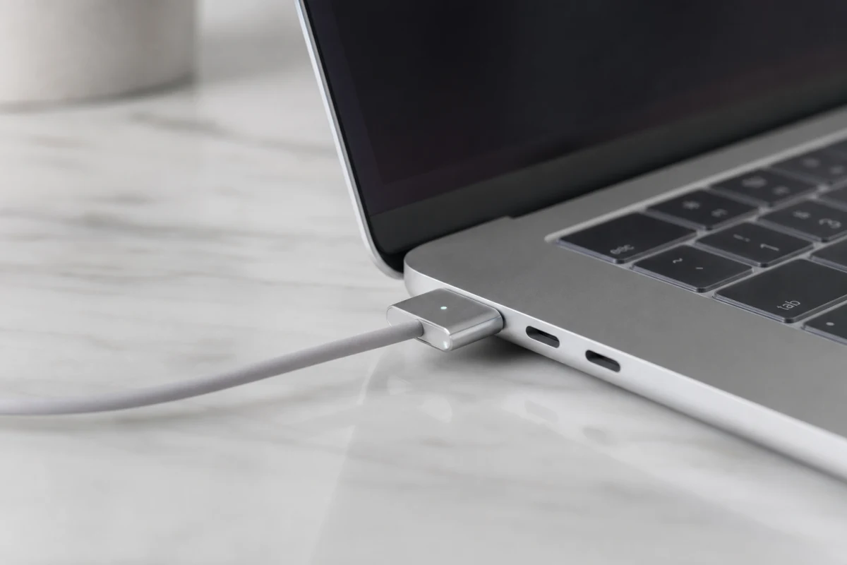 Microsoft представила Magnetic Connect для заряджання Surface Laptop Ultra