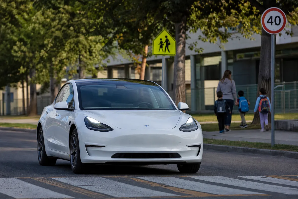 Регулятор США перевіряє Tesla через перевищення швидкості роботаксі біля шкіл