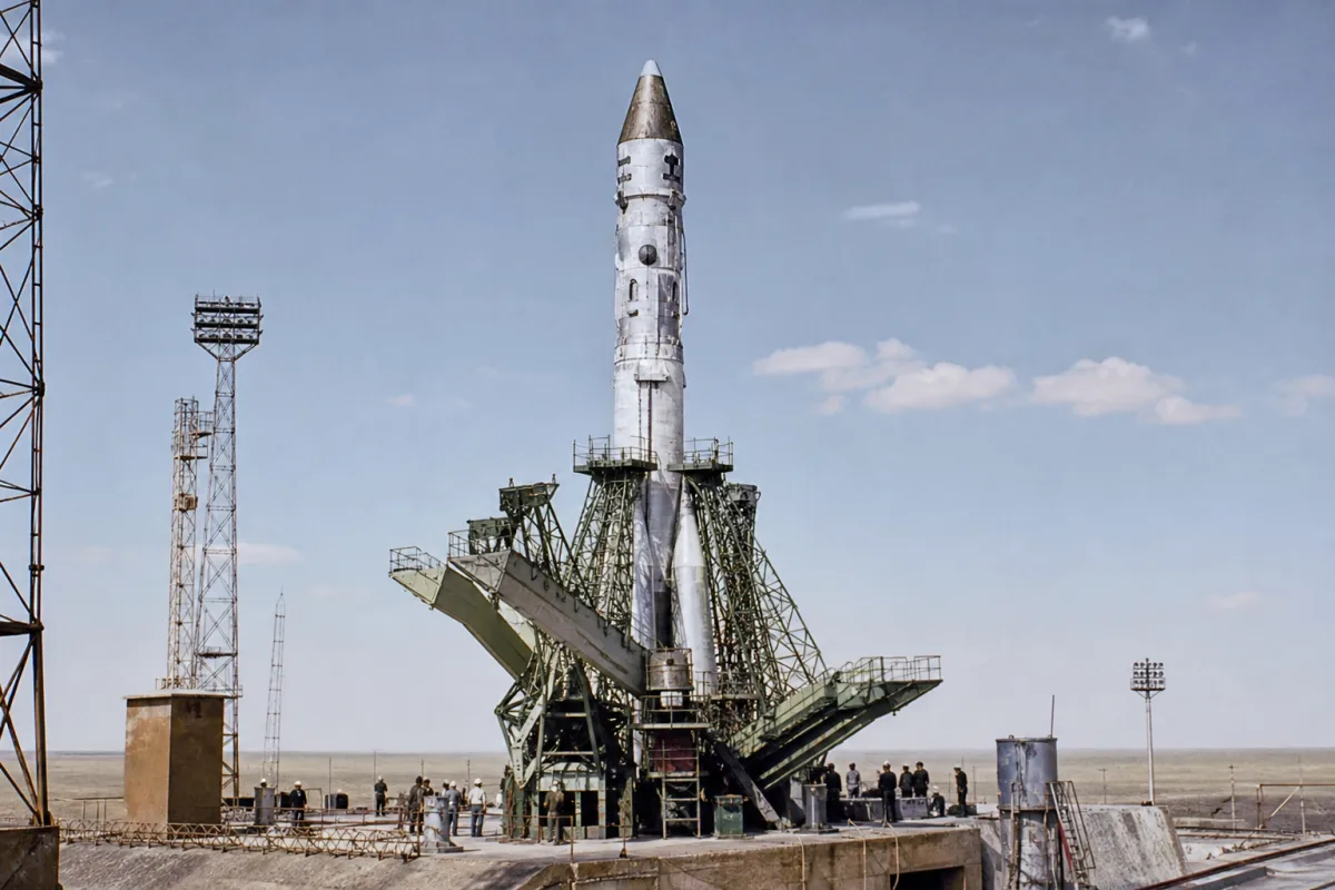 12 жовтня 1964 року СРСР уперше відправив на орбіту трьох космонавтів