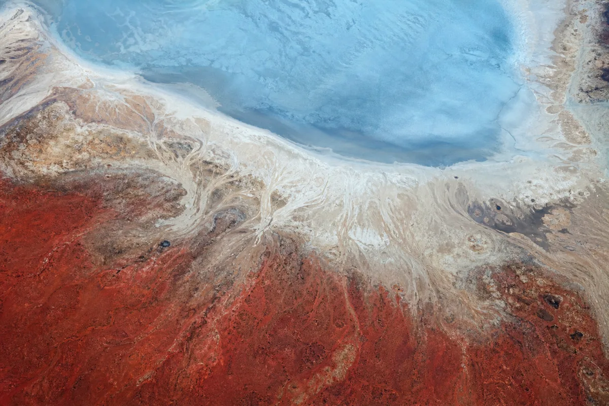 Супутник Sentinel-2 зняв найбільший солончак Намібії у хибних кольорах