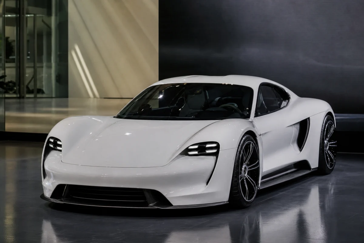 Porsche показала концепт суперкара Mission S над 911