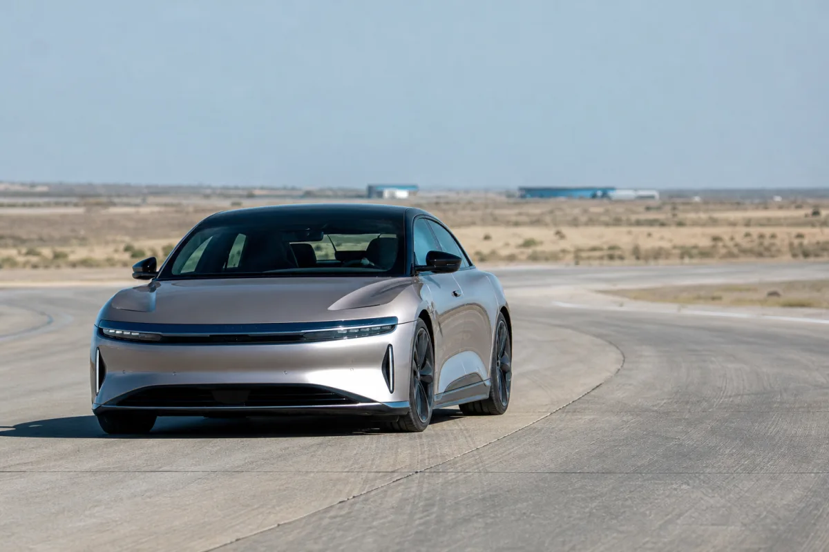 Tesla показала Roadster 2, який на демонстрації відірвався від землі