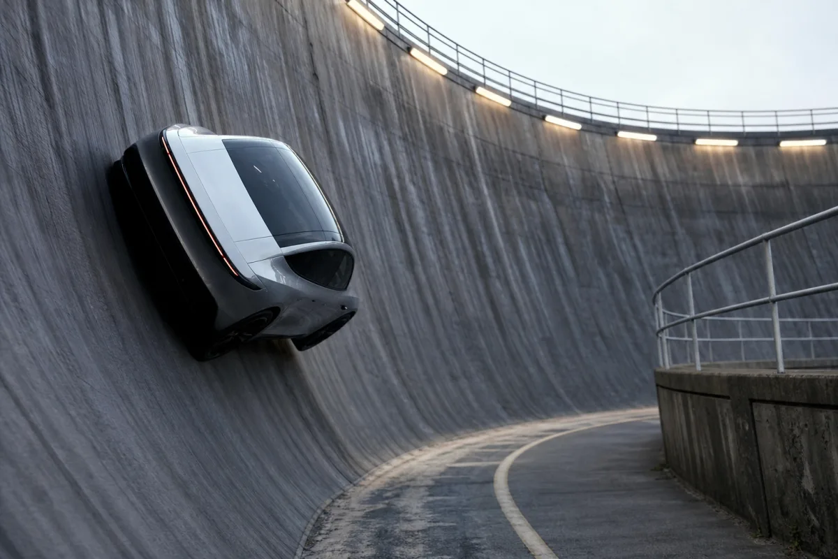 Wired пояснив фізику стрибків і руху Tesla Roadster 2 по вертикальній стіні