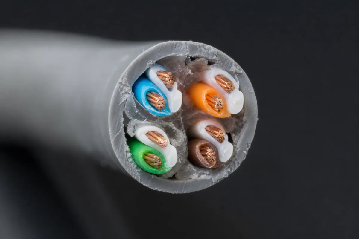Чому дроти всередині Ethernet-кабелів скручують попарно