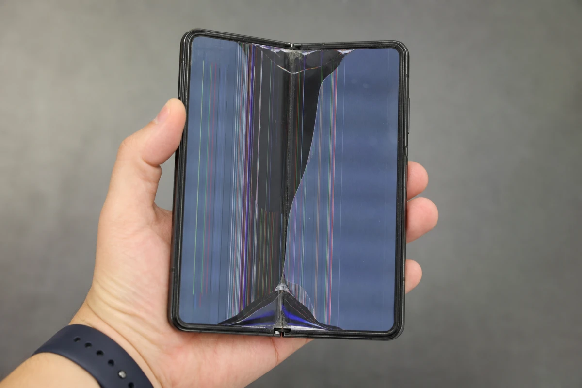 Apple визнала проблеми з внутрішнім дисплеєм iPhone Duo