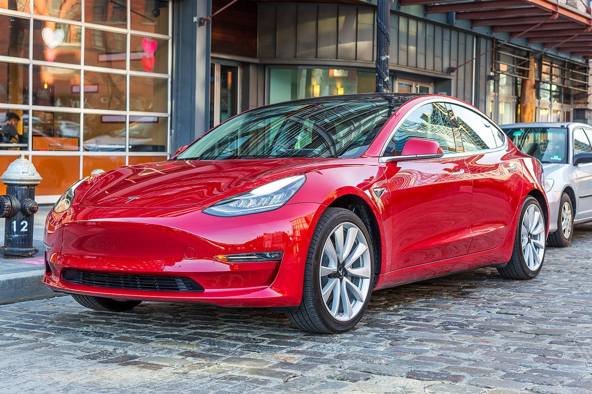 Tesla не може доставити клієнтам понад 10 тисяч електромобілів