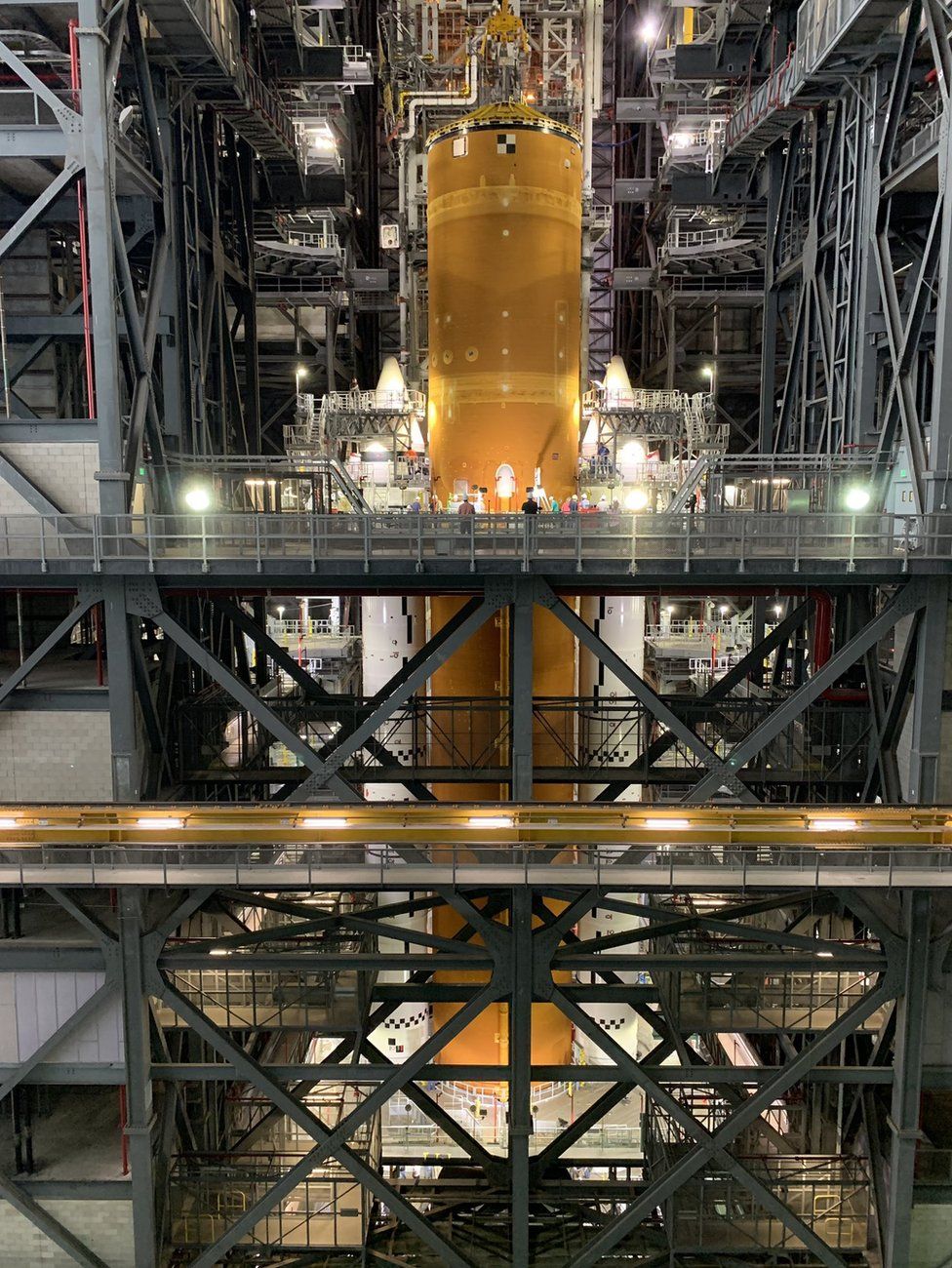 NASA зібрало мегаракету для польоту на Місяць і оприлюднило фото
