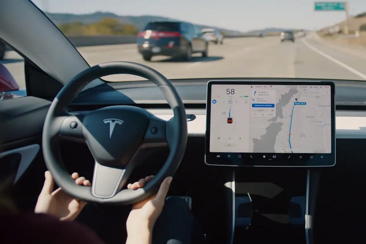 Автопілот Tesla плутає Місяць з жовтим сигналом світлофора