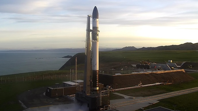 Компанія Rocket Lab упіймала ракету, що падає, за допомогою вертольота