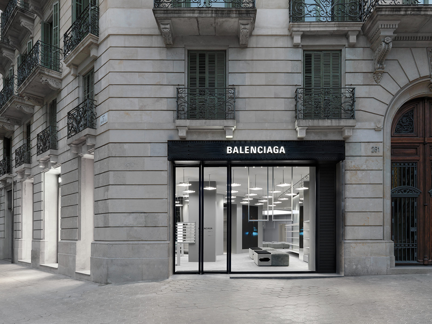 Balenciaga прийматиме оплату у Bitcoin та Ethereum