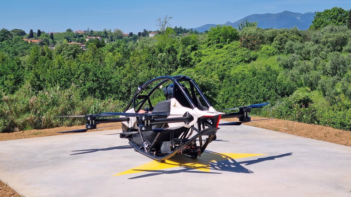 Очільник Jetson Aero показав, як літає на аеромобілі на роботу