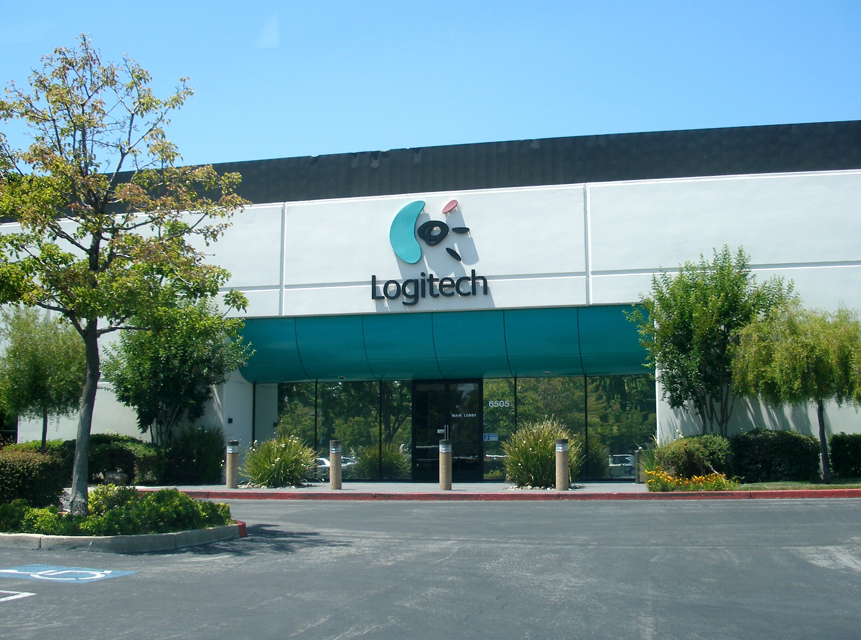 Компанія Logitech повністю йде з Росії