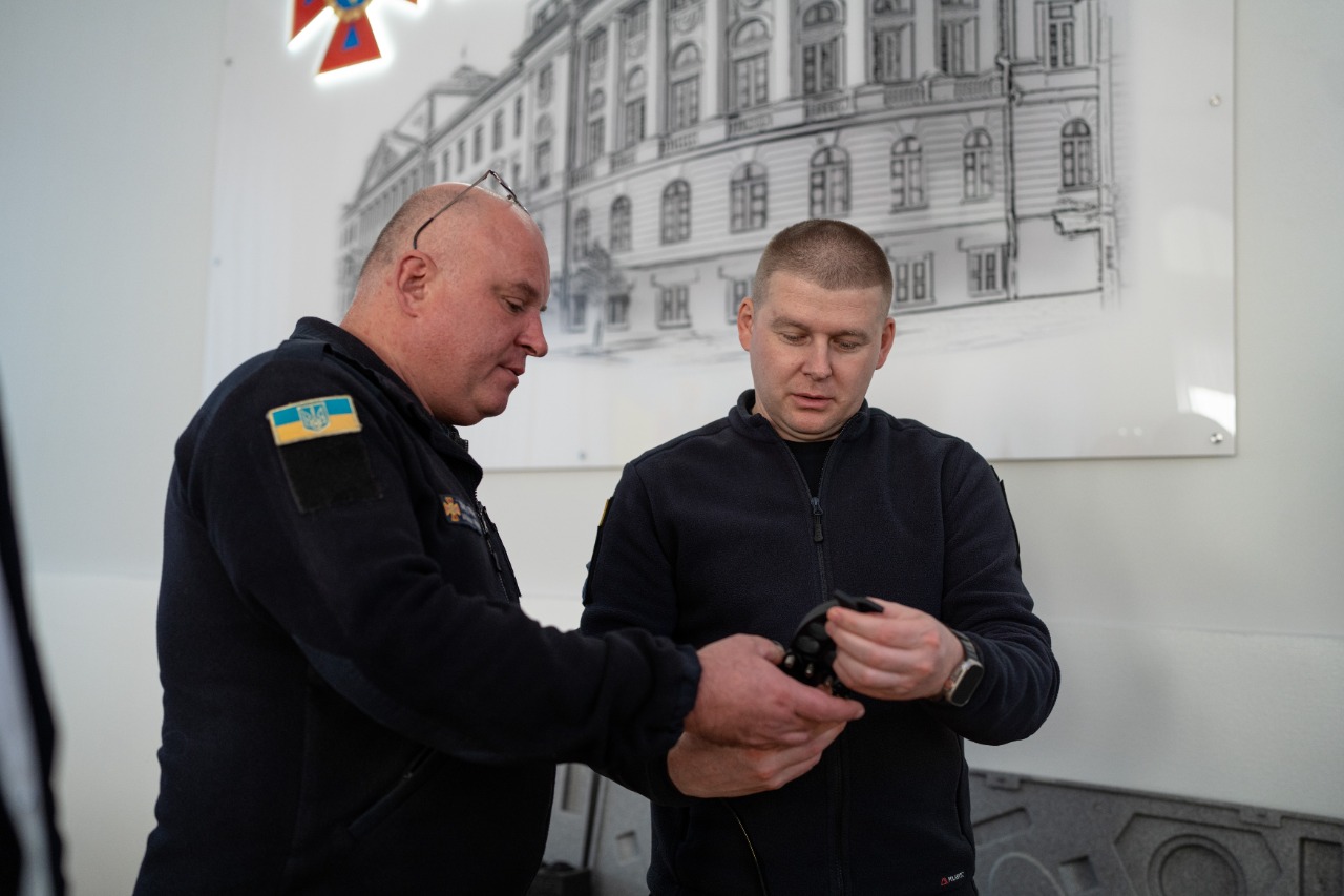 Українські рятувальники отримали підводні дрони для розмінування