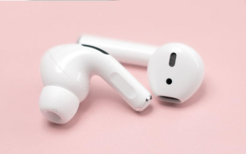 Apple випустить бюджетні навушники AirPods для конкуренції з китайськими брендами