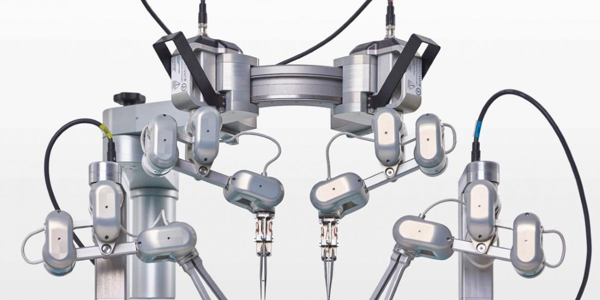 В Нидерландах решили проблему дрожания рук хирургов с помощью робота