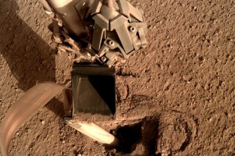 Ученые NASA починили марсоход, приказав ему ударить себя