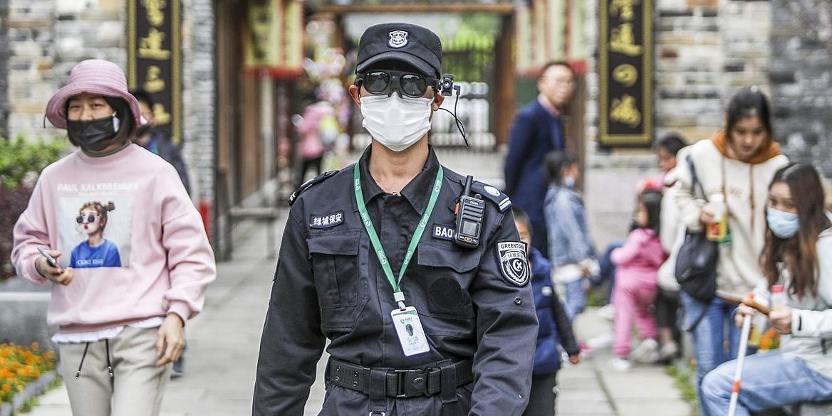 Китайська поліція за допомогою окулярів з тепловізором визначає інфікованих коронавірусом