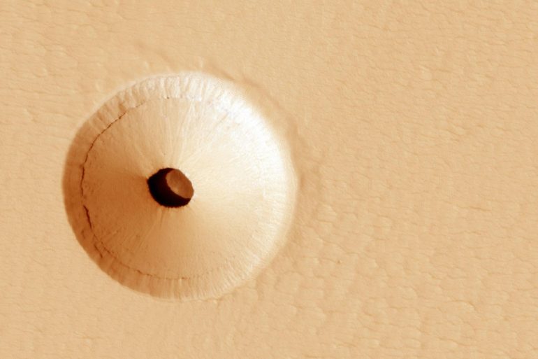 Ученые нашли на Марсе загадочную пещеру, подходящую для жизни