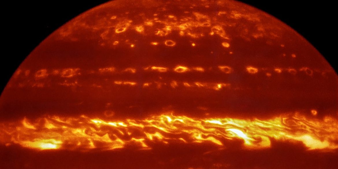 Астрономи показали справжній вигляд Юпітера, який приховують його хмари
