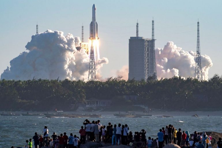 Китай запустил ракету с пилотируемым космическим кораблем