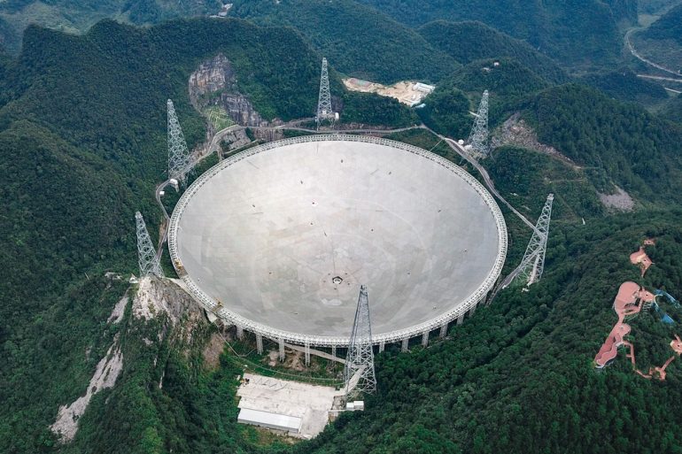 Китай займется поисками НЛО с помощью самого большого телескопа в мире