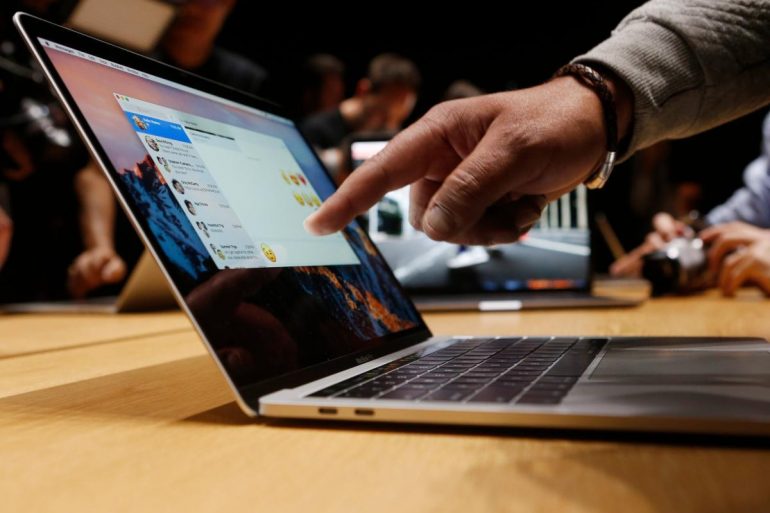 Apple закликала користувачів не заклеювати камеру на MacBook