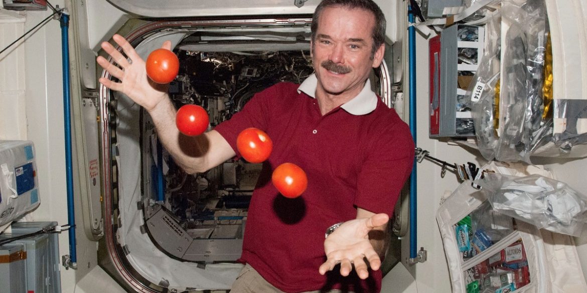 Знаменитому астронавту Крісу Хедфілду перевели його перші біткоіни з космосу