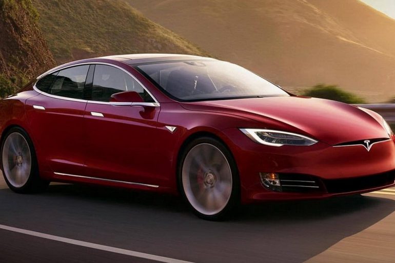 Илон Маск пообещал внедрить автопилот в машины Tesla до конца года